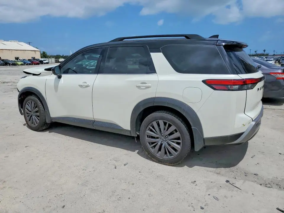 2022 NISSAN PATHFINDER SL  
