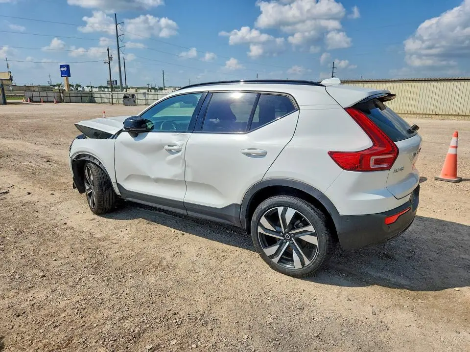 2023 VOLVO XC40   