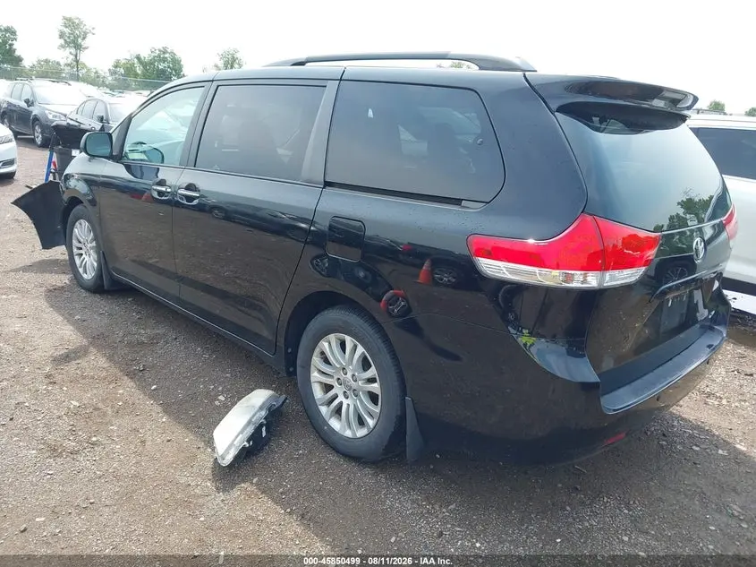 2013 TOYOTA SIENNA XLE V6 8 PASSENGER