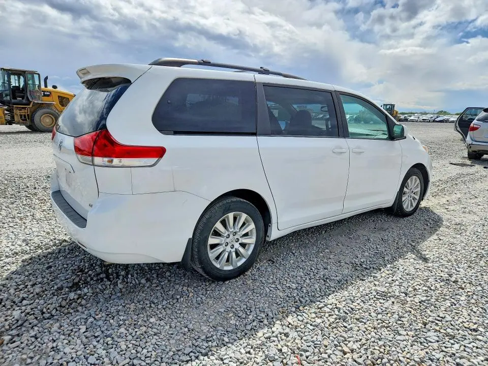 2013 TOYOTA SIENNA LE 7-PASSENGER  