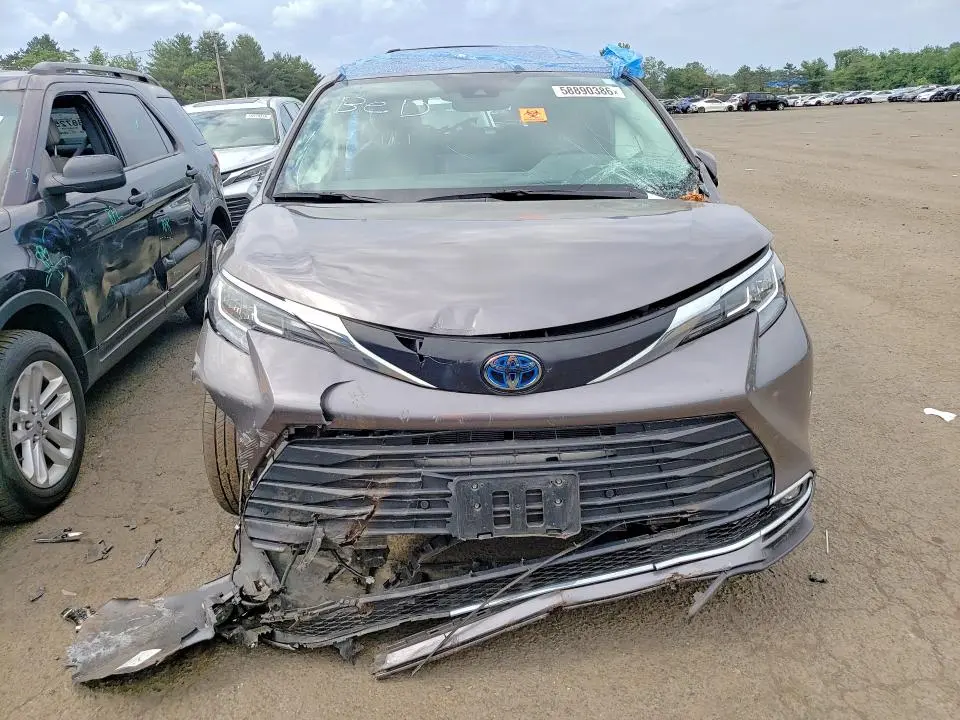2021 TOYOTA SIENNA XLE  