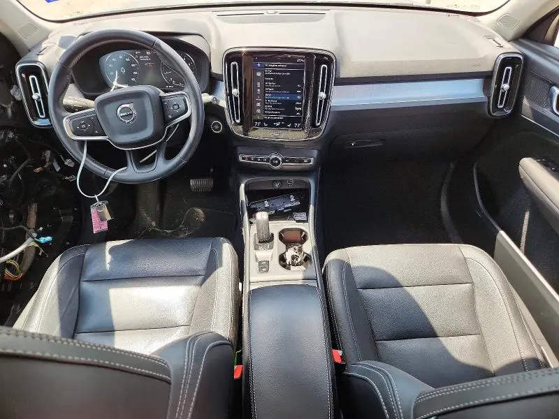 2019 VOLVO XC40 T5 MOMENTUM  