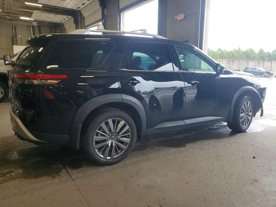 2022 NISSAN PATHFINDER SL  