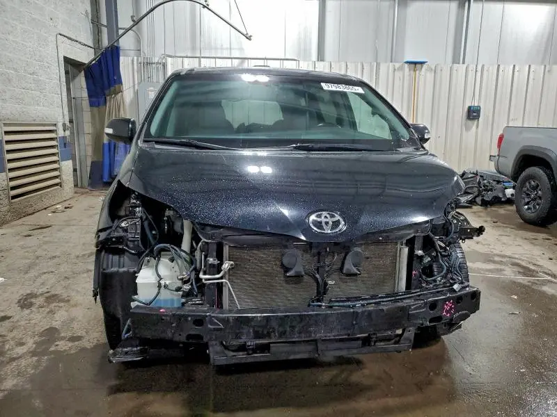 2016 TOYOTA SIENNA XLE  