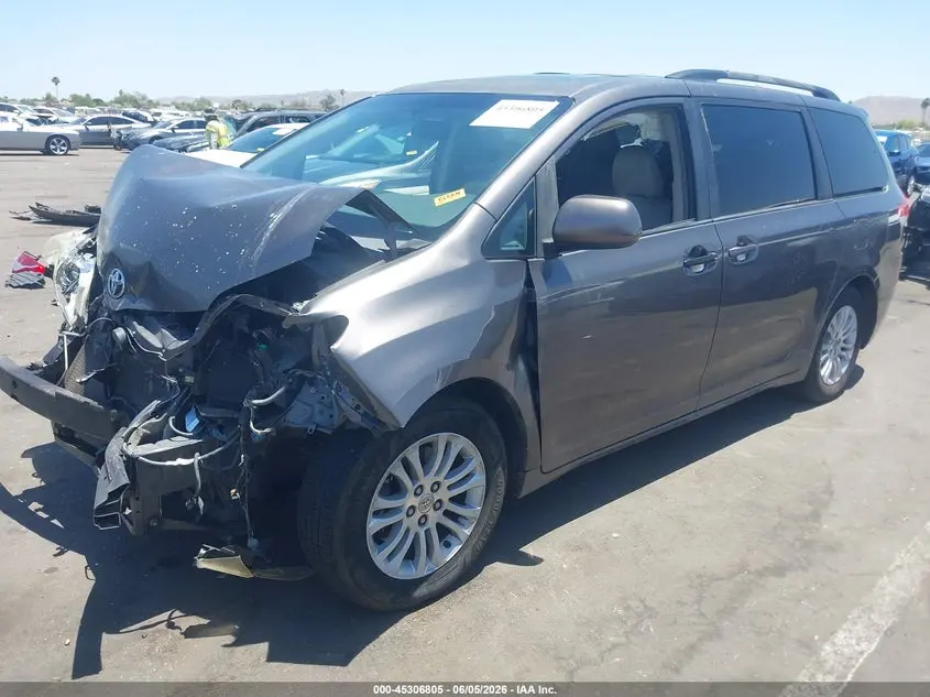 2013 TOYOTA SIENNA XLE V6 8 PASSENGER