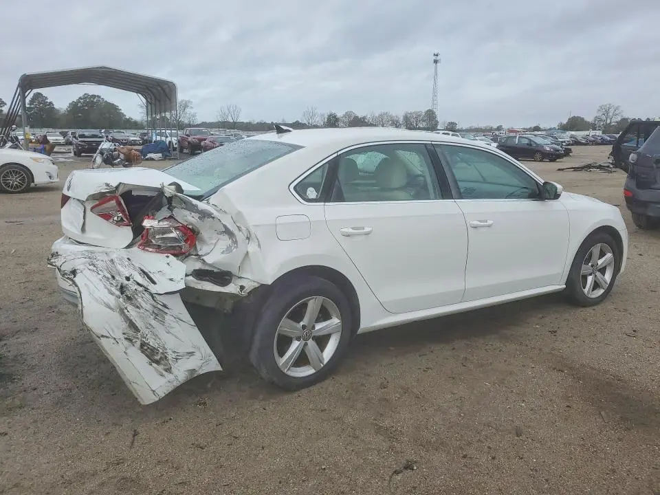 2013 VOLKSWAGEN PASSAT SE  