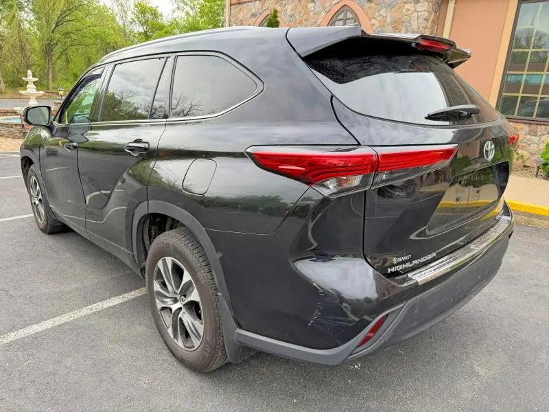 2022 TOYOTA HIGHLANDER XLE  