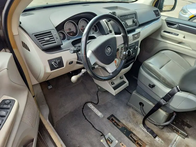 2010 VOLKSWAGEN ROUTAN SE  