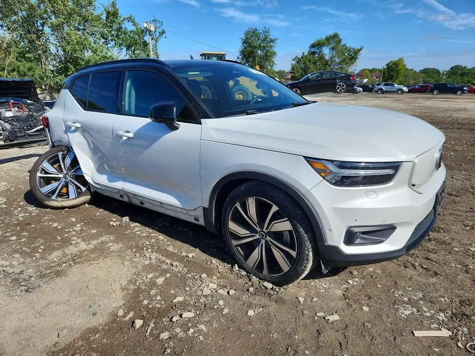 2022 VOLVO XC40 P8 RECHARGE PLUS  