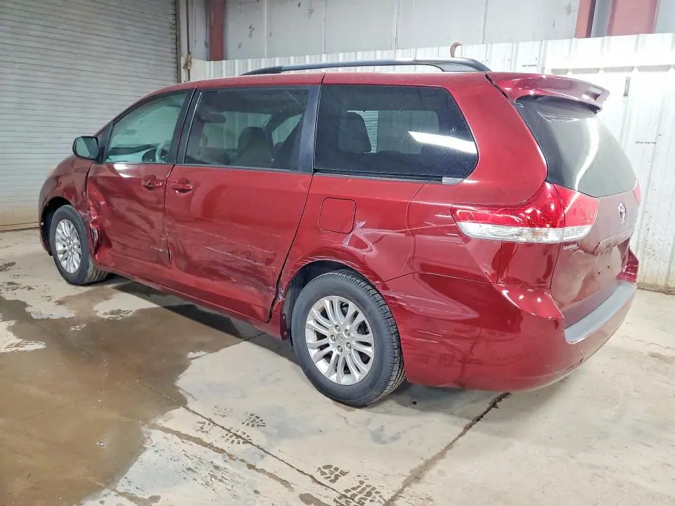 2013 TOYOTA SIENNA XLE 8-PASSENGER  