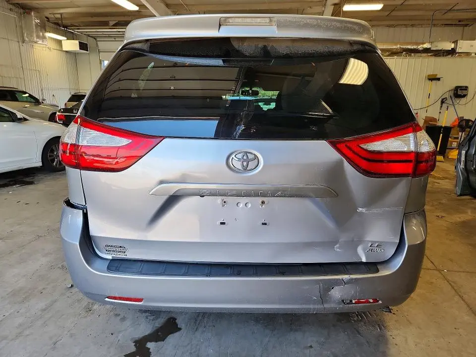 2017 TOYOTA SIENNA LE  