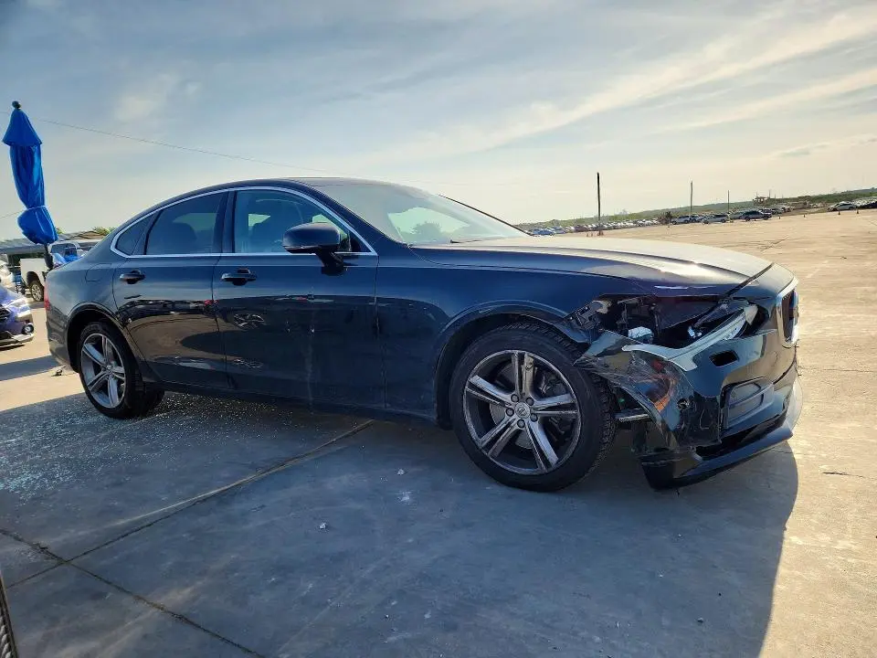 2017 VOLVO S90 T5 MOMENTUM  
