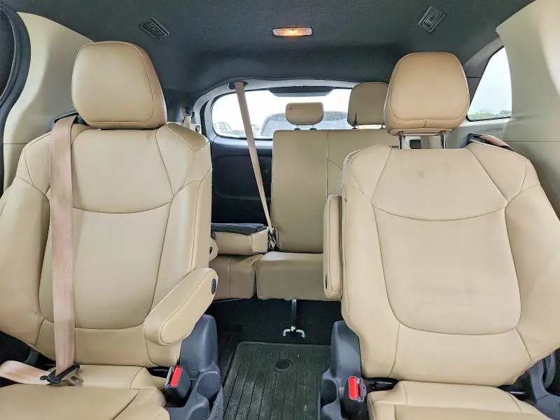 2021 TOYOTA SIENNA XLE  