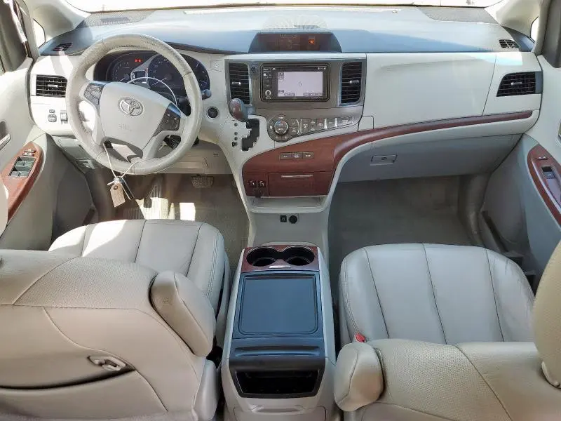 2014 TOYOTA SIENNA XLE  
