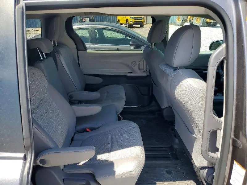 2021 TOYOTA SIENNA LE  