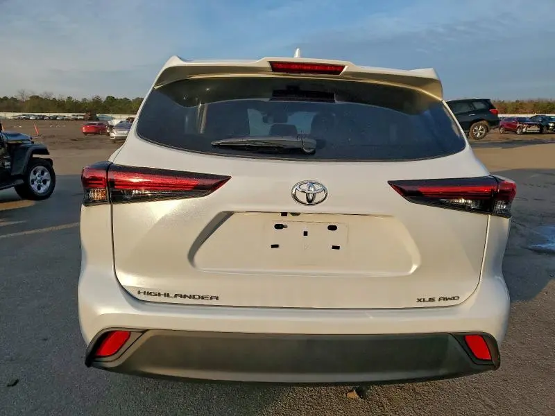 2024 TOYOTA HIGHLANDER LE  