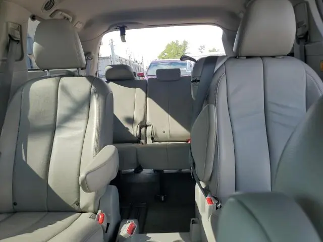 2013 TOYOTA SIENNA XLE  
