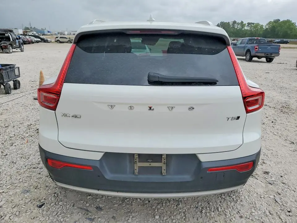 2019 VOLVO XC40 T5 MOMENTUM  