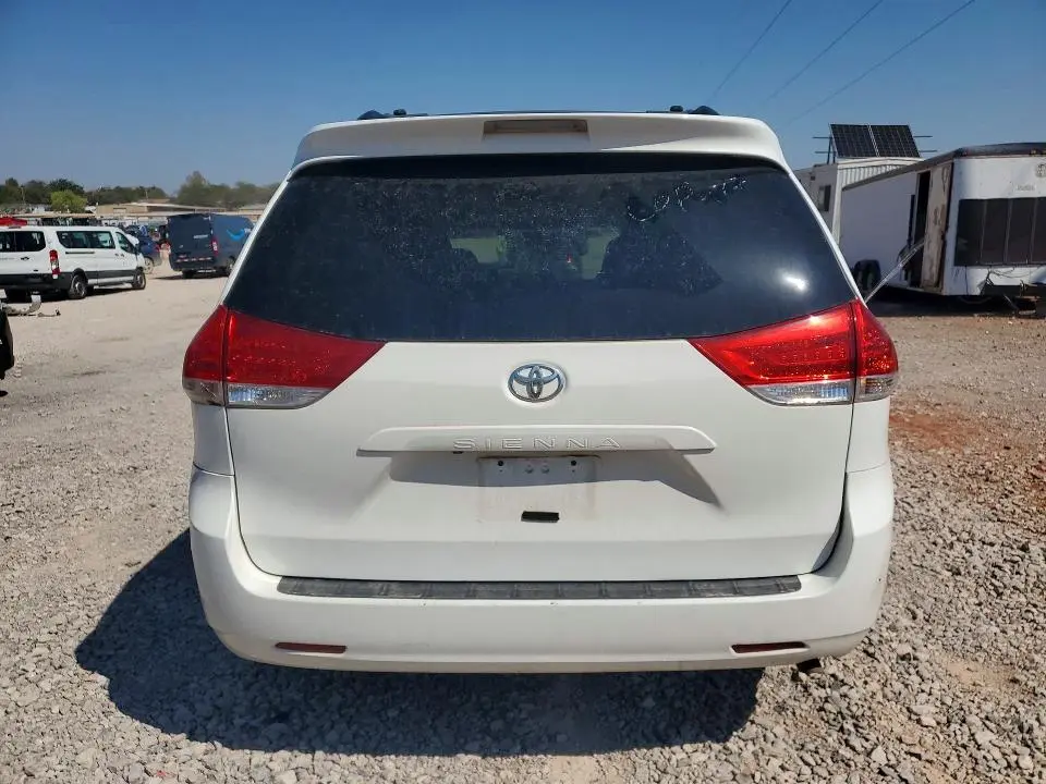 2014 TOYOTA SIENNA LE  