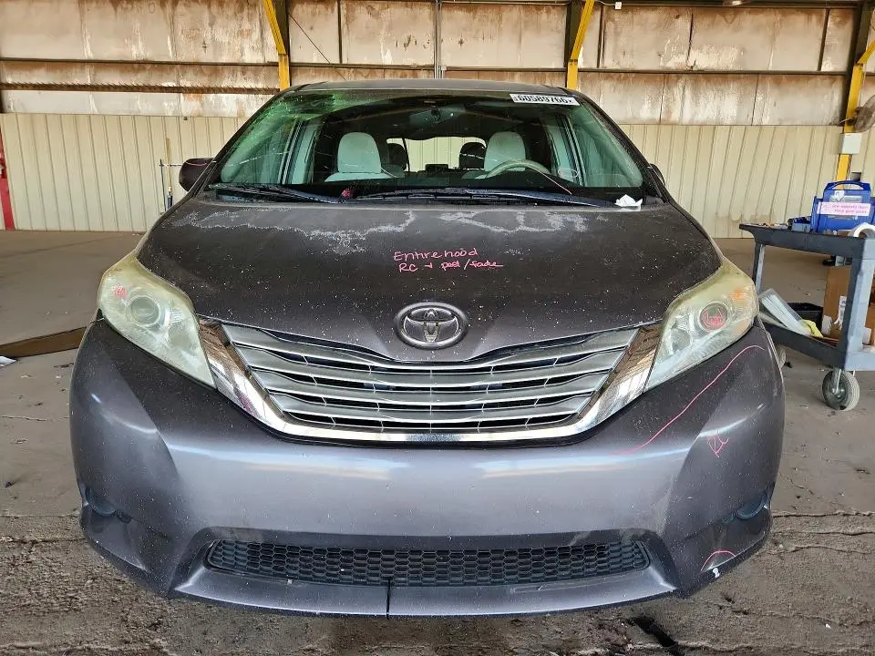 2013 TOYOTA SIENNA LE  