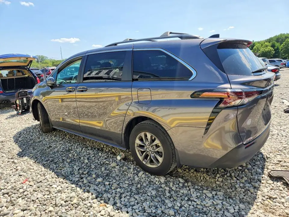 2024 TOYOTA SIENNA LE  