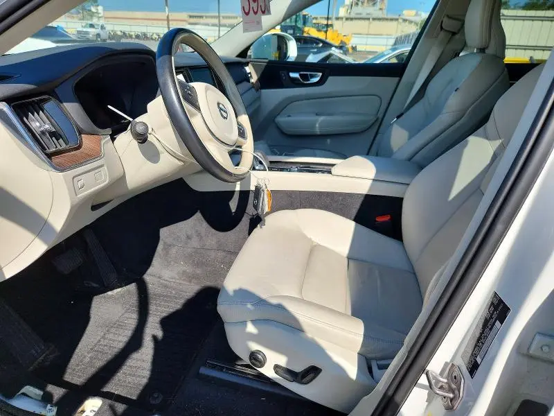 2022 VOLVO XC60 B5 MOMENTUM  