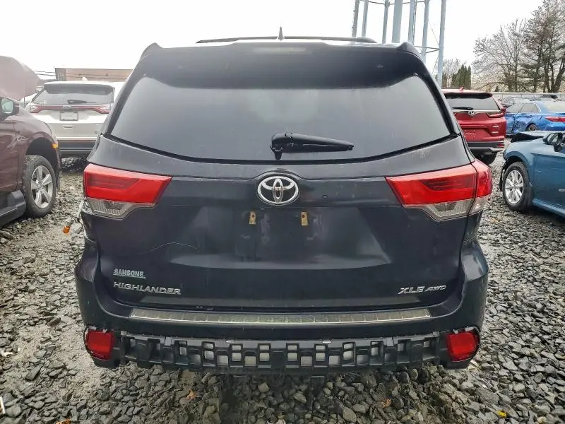 2018 TOYOTA HIGHLANDER SE  