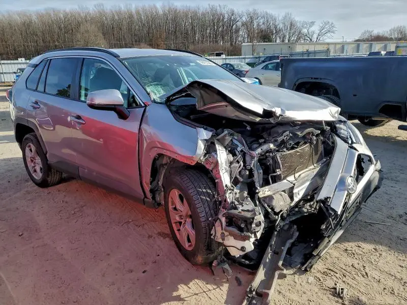 2021 TOYOTA RAV4 XLE  