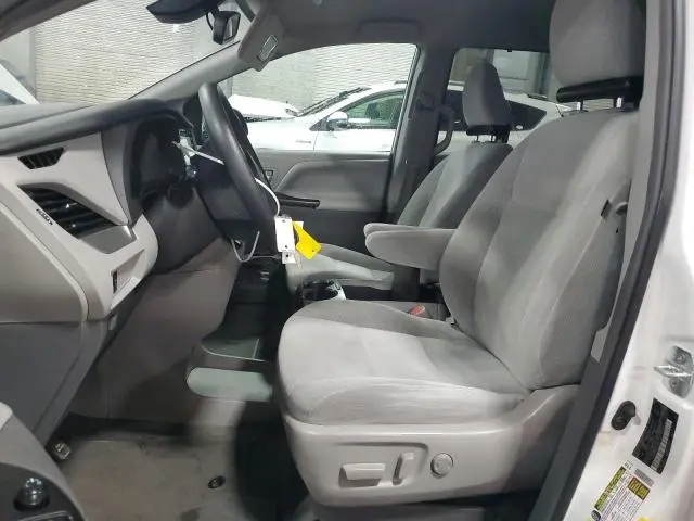 2019 TOYOTA SIENNA LE  