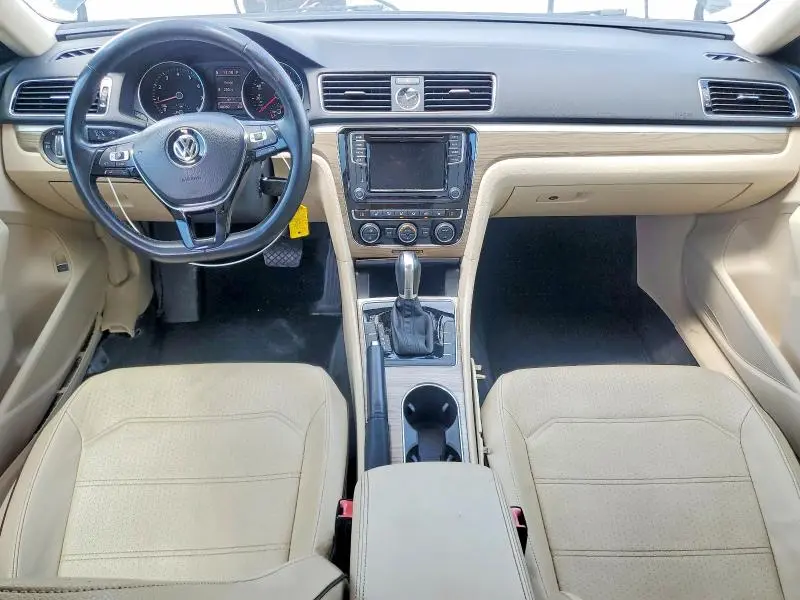 2016 VOLKSWAGEN PASSAT SE  