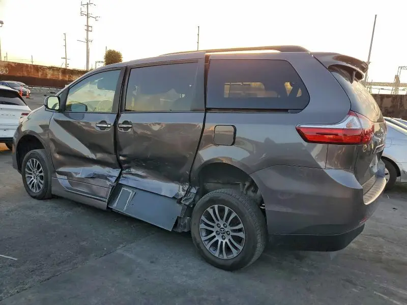 2019 TOYOTA SIENNA XLE  