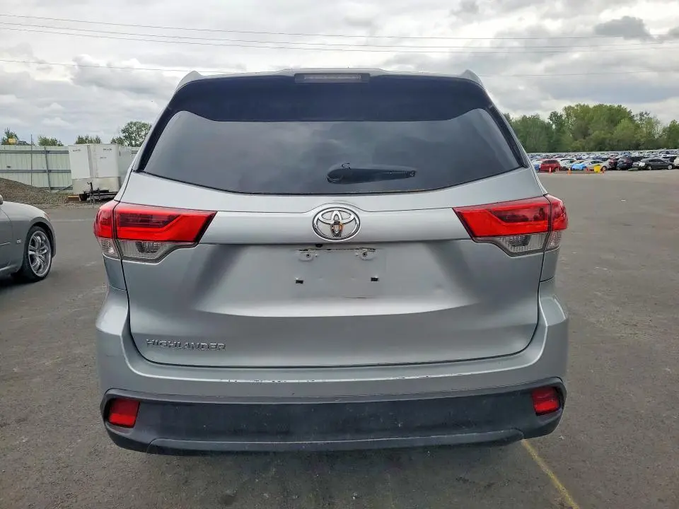 2017 TOYOTA HIGHLANDER LE  