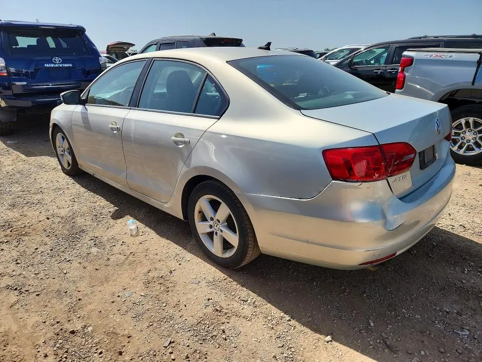 2011 VOLKSWAGEN JETTA SE  