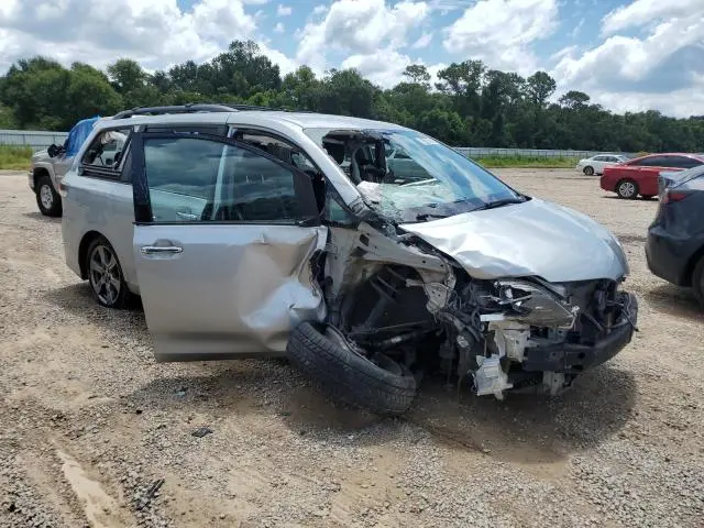 2019 TOYOTA SIENNA SE  