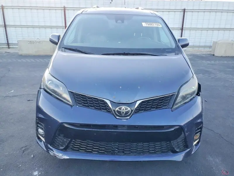2018 TOYOTA SIENNA SE  