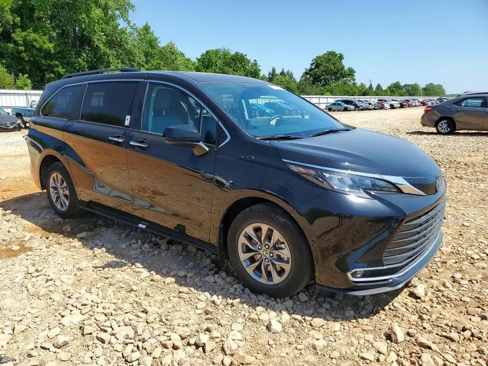 2024 TOYOTA SIENNA XLE  