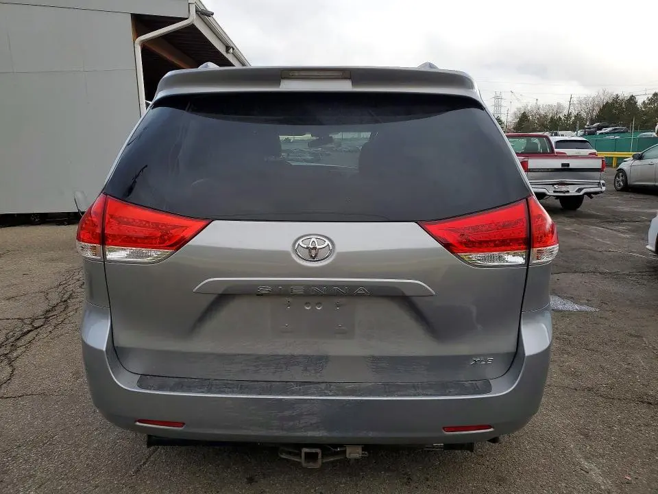 2013 TOYOTA SIENNA XLE  
