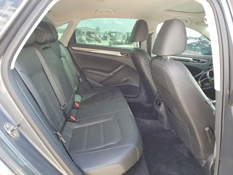 2018 VOLKSWAGEN PASSAT SE  