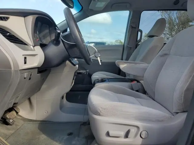 2017 TOYOTA SIENNA LE  