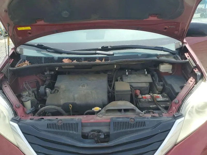 2013 TOYOTA SIENNA LE 8-PASSENGER  
