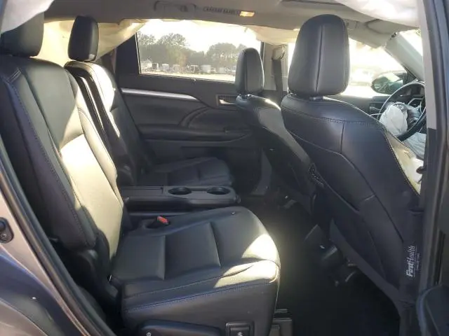 2019 TOYOTA HIGHLANDER SE  