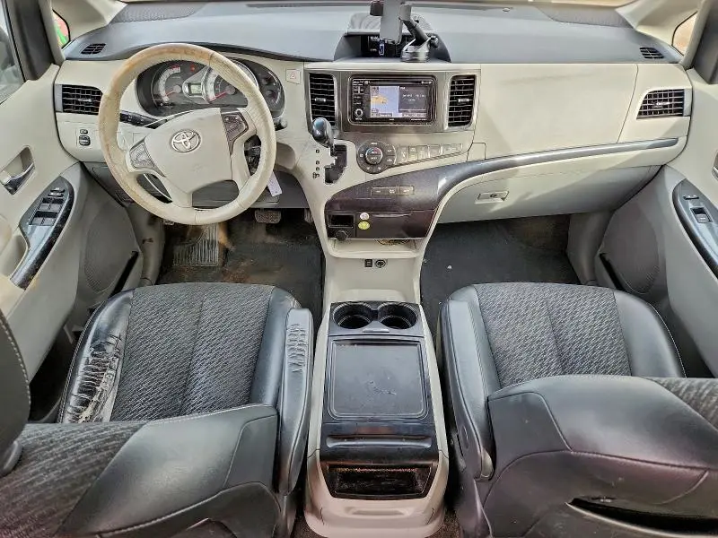 2014 TOYOTA SIENNA SE 8-PASSENGER  