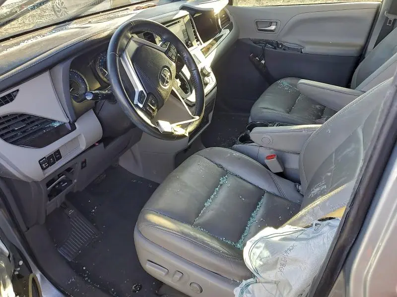 2019 TOYOTA SIENNA XLE  