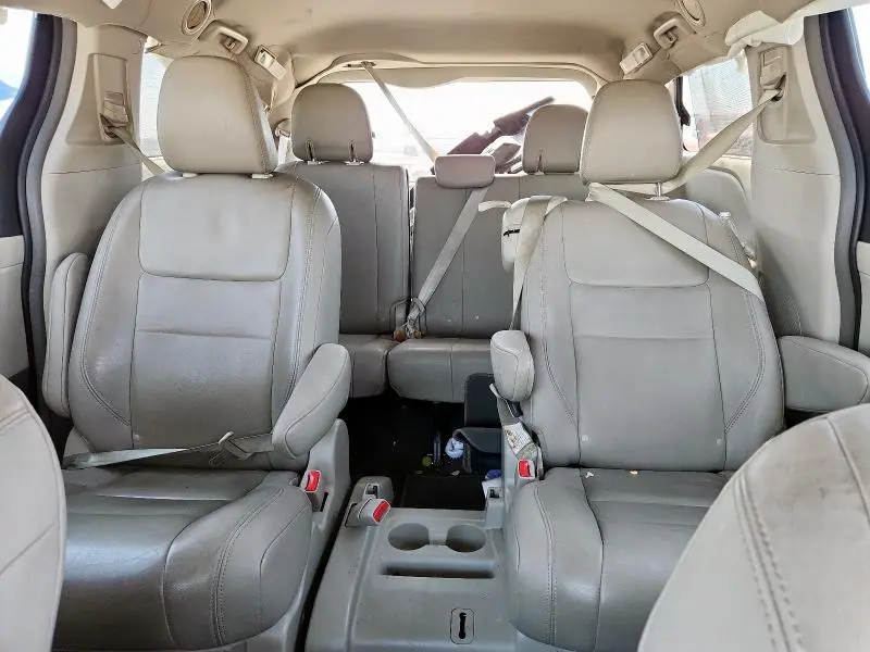 2019 TOYOTA SIENNA XLE  