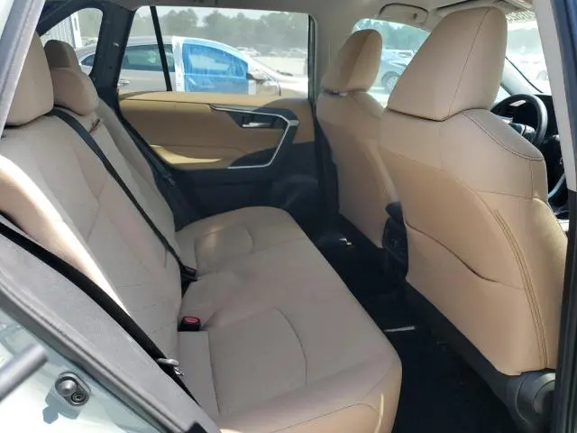 2021 TOYOTA RAV4 XLE  