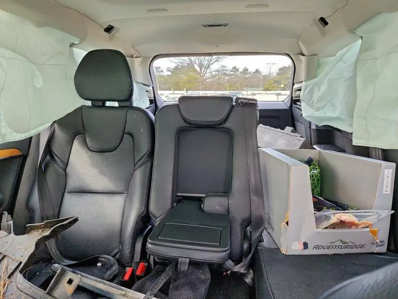 2021 VOLVO XC90 T6 MOMENTUM  