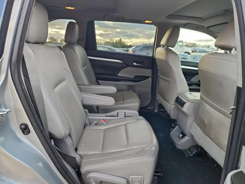 2017 TOYOTA HIGHLANDER SE  