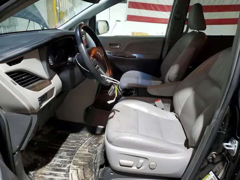 2017 TOYOTA SIENNA XLE  