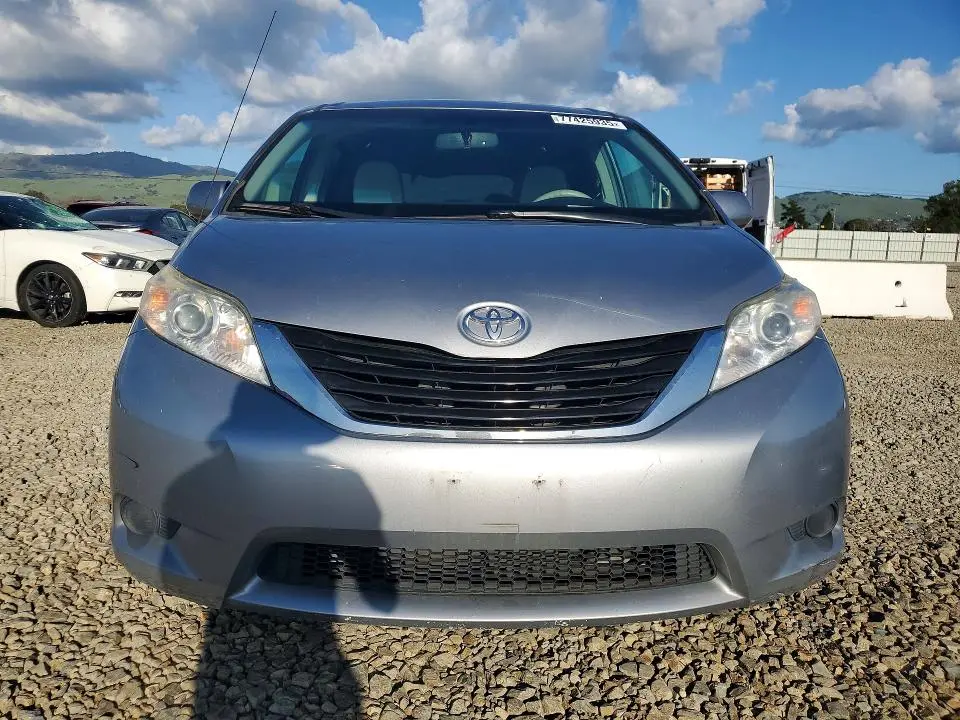 2013 TOYOTA SIENNA LE 8-PASSENGER  