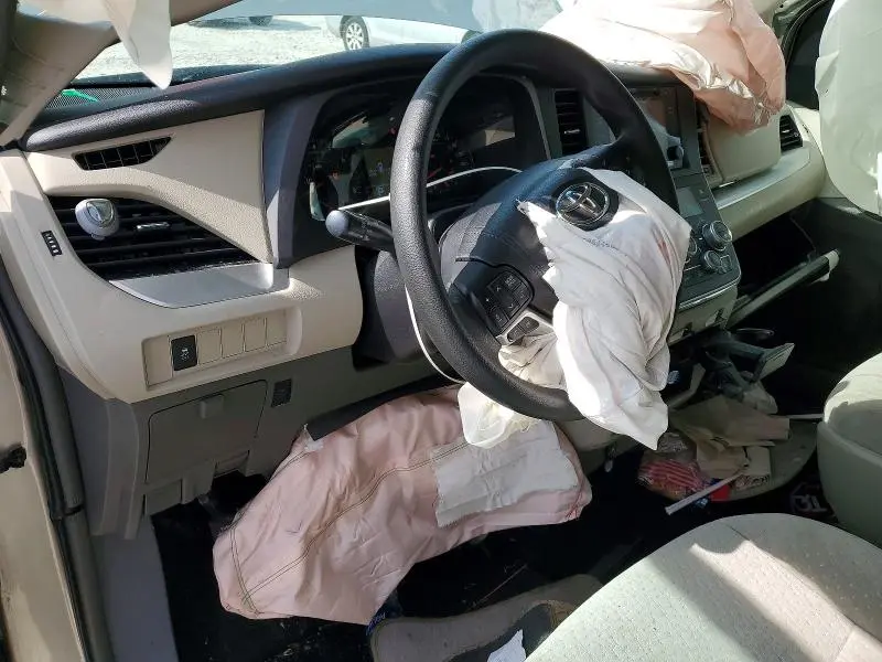 2015 TOYOTA SIENNA LE  